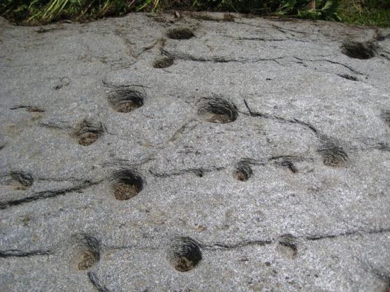 Cro da Lairi (Thief's pit). Altar's stone. (Cup Marked Stone)