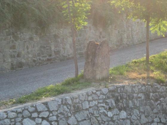 Briaglia’s menhirs, souterrain, remains
