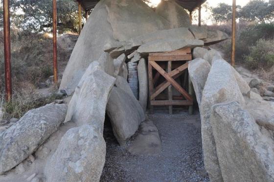 Anta Grande do Zambujeiro (Dolmen / Quoit / Cromlech)