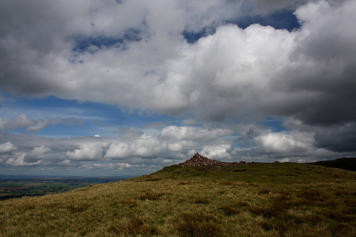 Image of Picws Du, Y Mynydd Du (Round Cairn) by GLADMAN