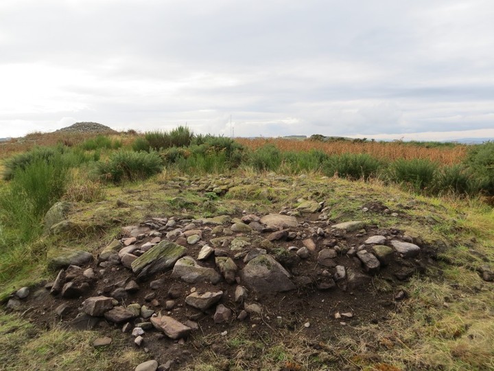 Image of Cat Cairn 2 (Kerbed Cairn) by LesHamilton