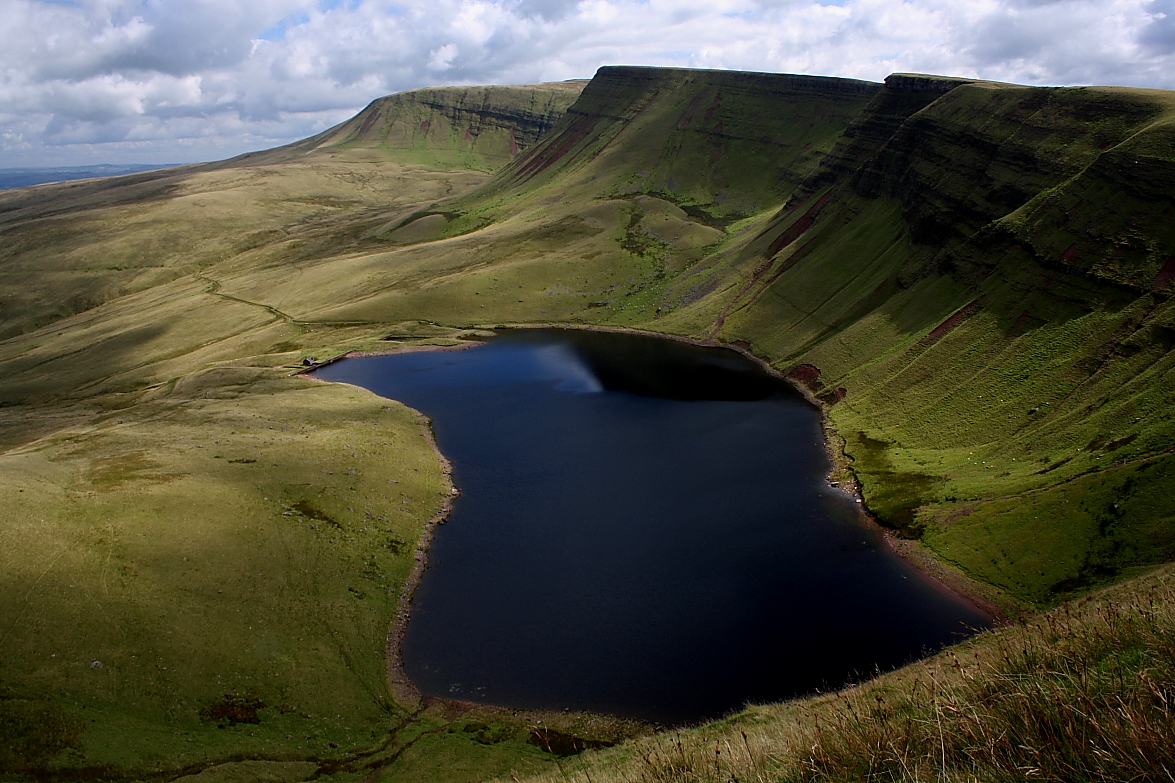 Image of Picws Du, Y Mynydd Du (Round Cairn) by GLADMAN