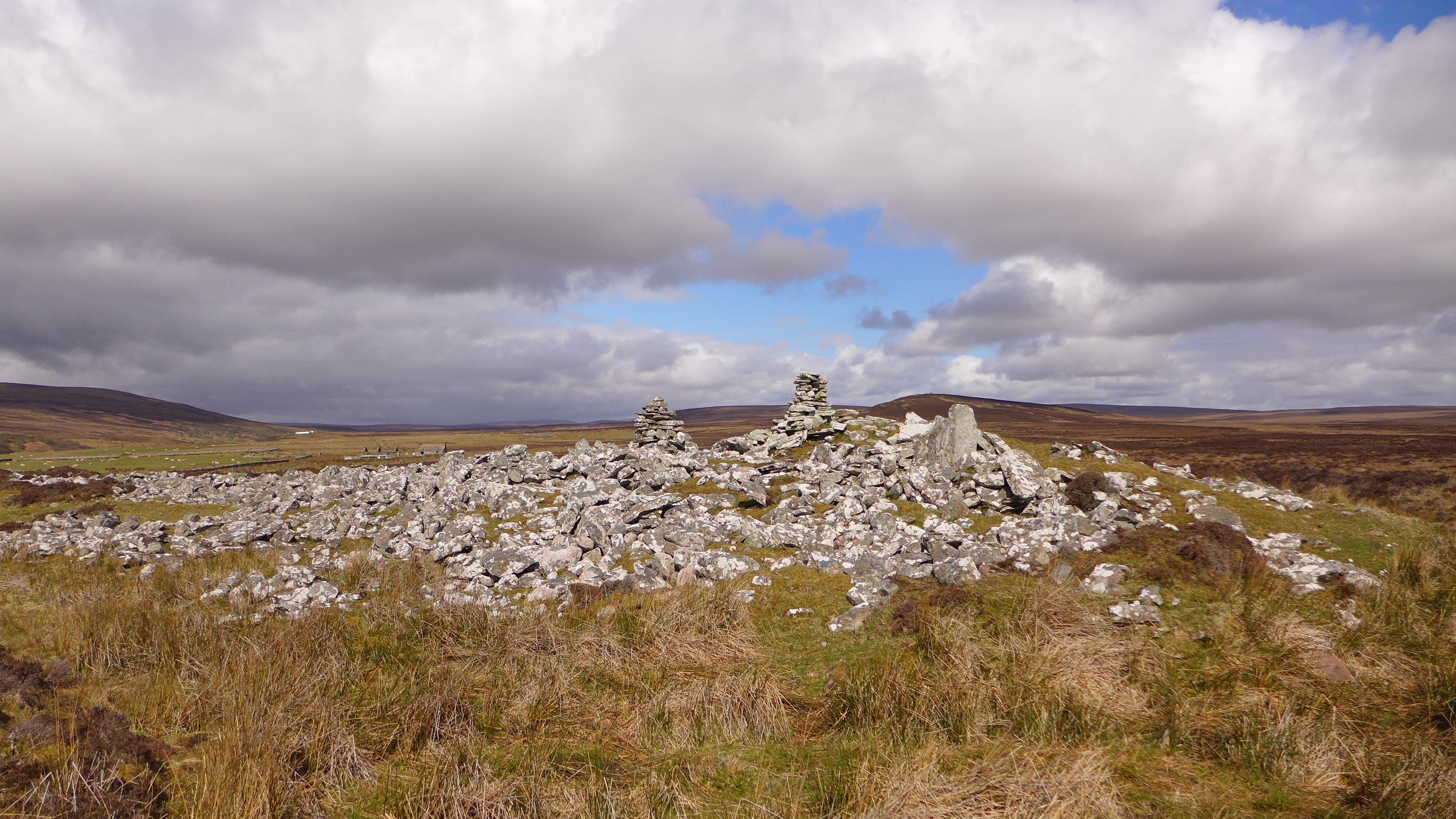 Image of Carn Liath (Chambered Cairn) by thelonious