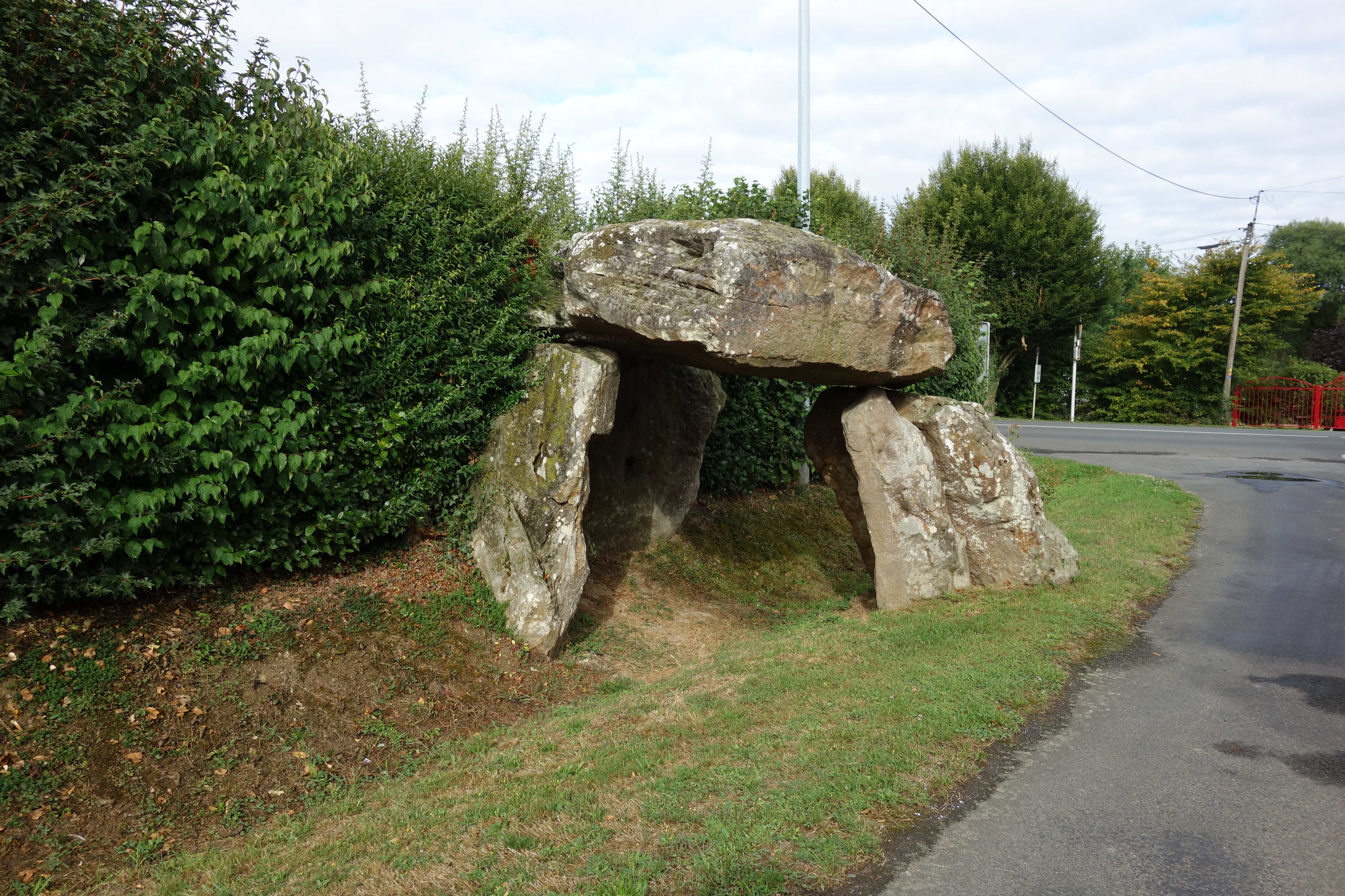 Image of Maison des Fees Mire (Dolmen / Quoit / Cromlech) by costaexpress