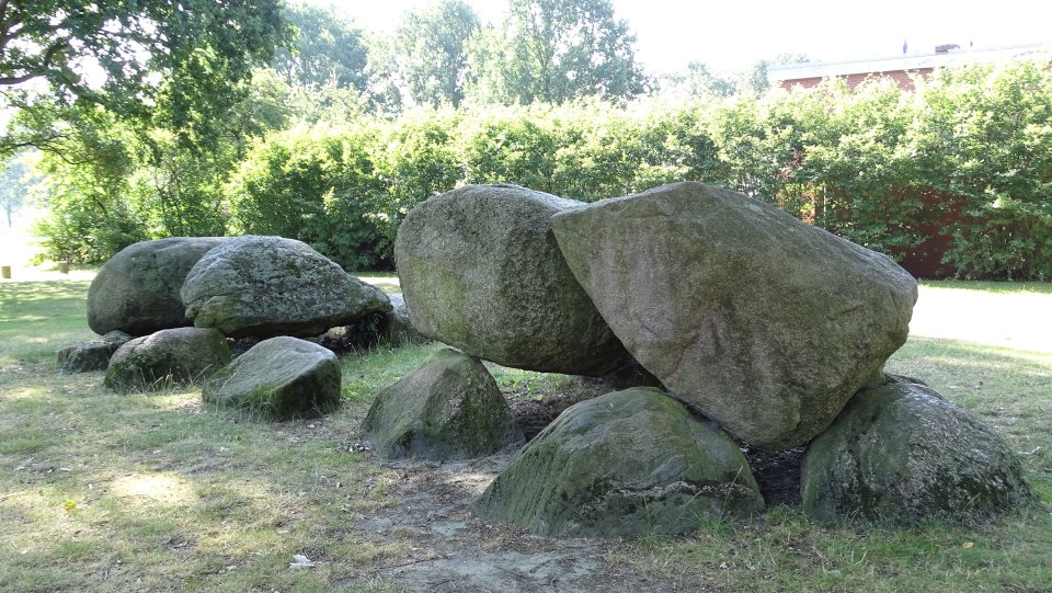 Image of D46 Emmen (Angelslo) (Hunebed) by Nucleus