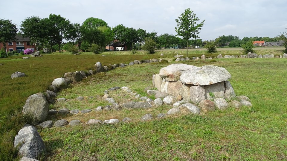 Image of Anderlingen – Stone Cist (Reconstruction) by Nucleus