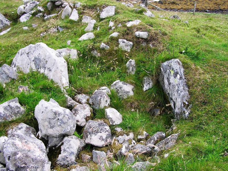 Image of Dun Na Carnaich (Chambered Tomb) by drewbhoy