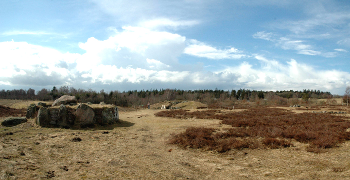 Image of Tustrup Jættestue (Complex) by Moth
