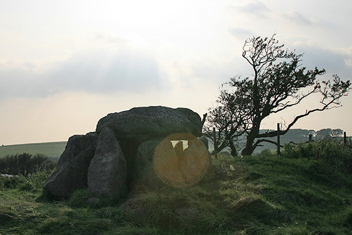 Image of The Hellstone (Dolmen / Quoit / Cromlech) by Lubin
