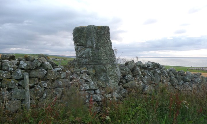 Image of Gallows Hill 'Hanging Stone' (Standing Stone / Menhir) by drewbhoy