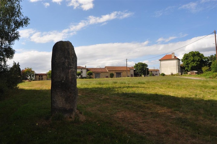 Image of Arnac (Standing Stone / Menhir) by bogman